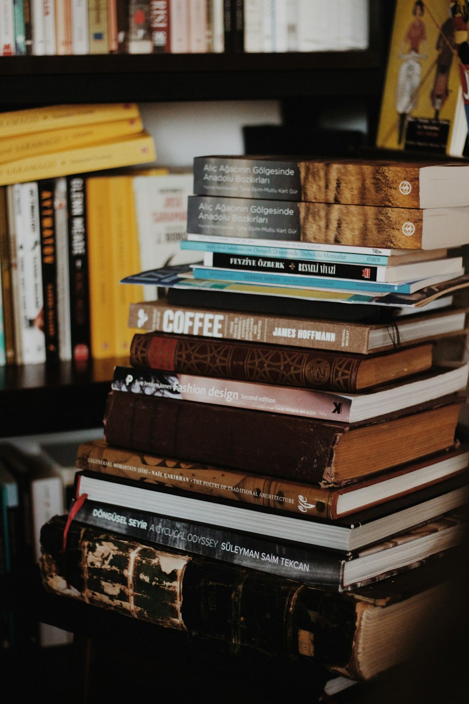 Ein Stapel alter und neuer Bücher auf einem Tisch.