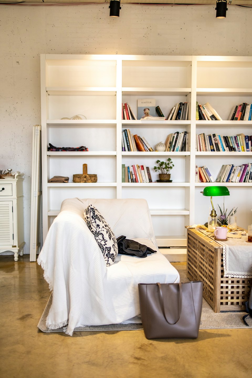 Leseecke mit Sessel, Büchern und Lampe.