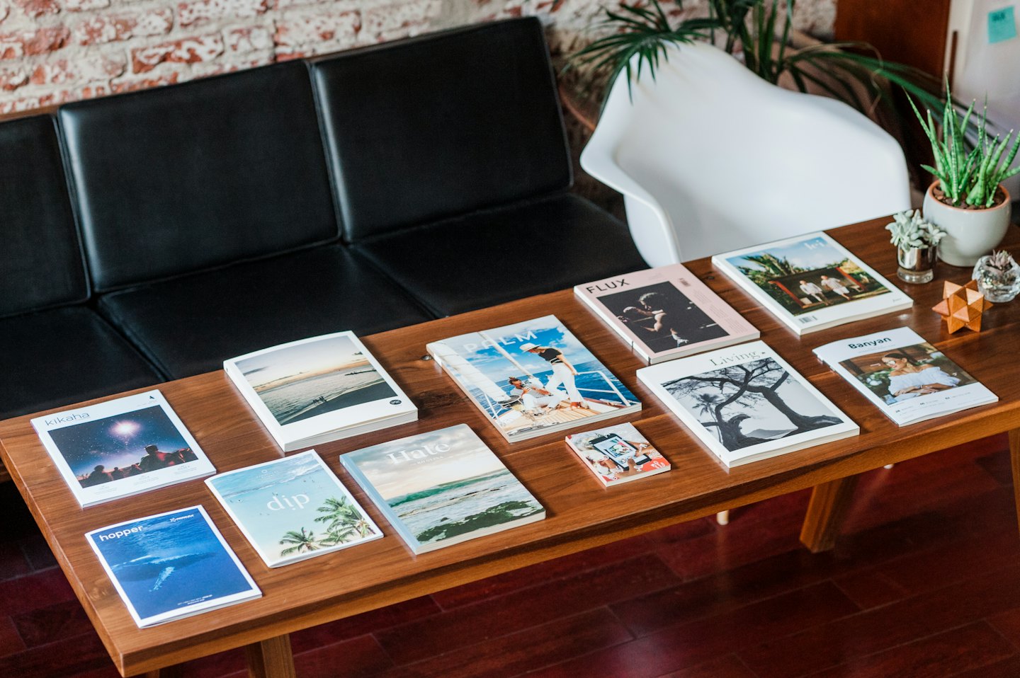 Holzerner Couchtisch mit kuratierten Lifestyle-Magazinen.